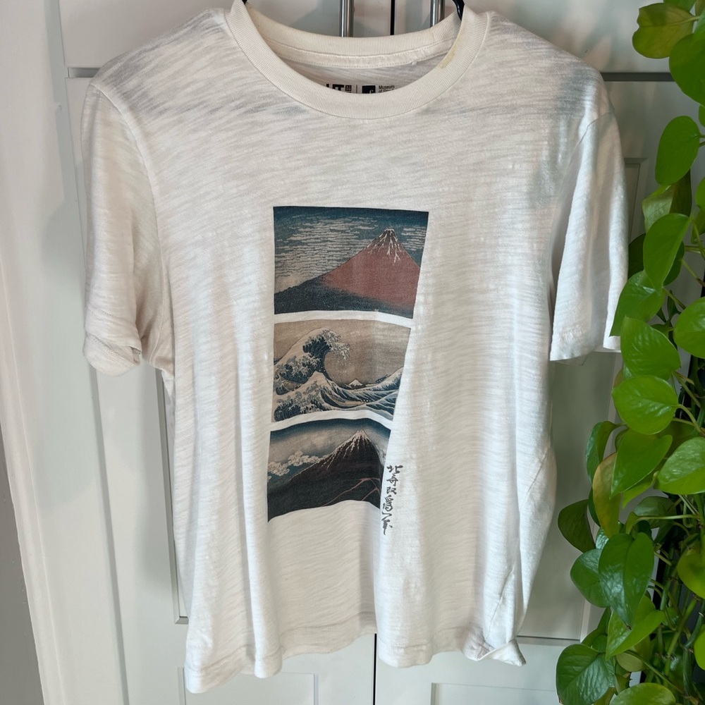 Uniqlo Small White Graphic Tee with Vintage Japanese Print - Boston